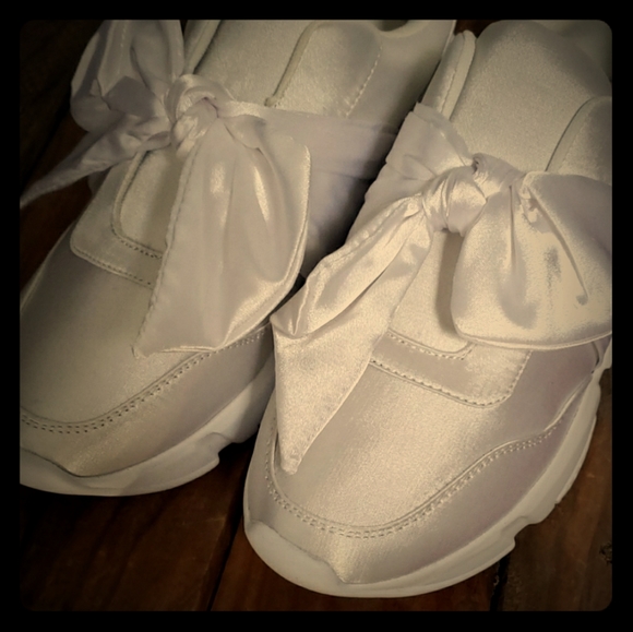 White satin bow sneaker - Picture 2 of 4